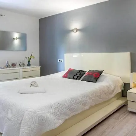 Francisca Польенса